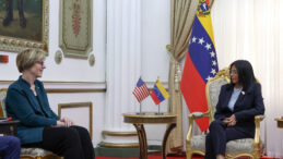 Venezuela'nın Ge&ccedil;ici Lideri ABD'li Diplomatı Ağırladı