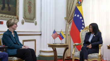 Venezuela'nın Ge&ccedil;ici Lideri ABD'li Diplomatı Ağırladı