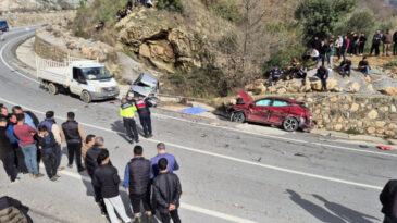 Virajı Kontrol Edemeyen Kamyon, İki Otomobile &Ccedil;arptı: 1 &Ouml;l&uuml;, 3 Yaralı