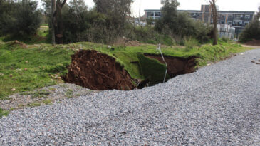 Yağış Sonrası 20 Metre Derinliğinde Obruk Oluştu