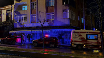 Yeni Taşındıkları Evde Eşini &Ccedil;ocuklarının G&ouml;z&uuml; &Ouml;n&uuml;nde &Ouml;ld&uuml;rd&uuml;