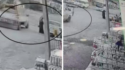 Yolda y&uuml;r&uuml;yen kadına pikabın a&ccedil;ılan kapağı &ccedil;arptı!