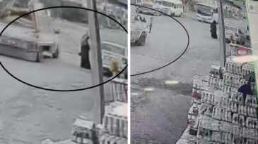 Yolda y&uuml;r&uuml;yen kadına pikabın a&ccedil;ılan kapağı &ccedil;arptı!