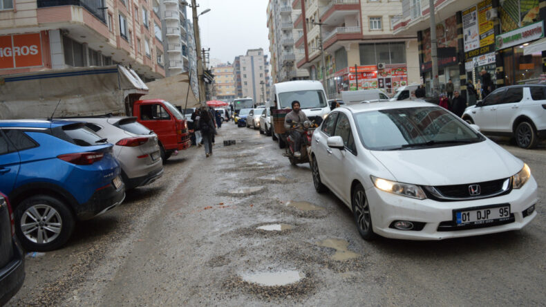 Yollardaki &Ccedil;ukurlar S&uuml;r&uuml;c&uuml;leri İsyan Ettirdi: Su&ccedil; Duyurusu Yapıldı