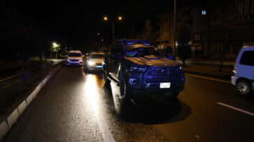 Yolun ortasında uyuyakaldı, polise ecel teri d&ouml;kt&uuml;rd&uuml;