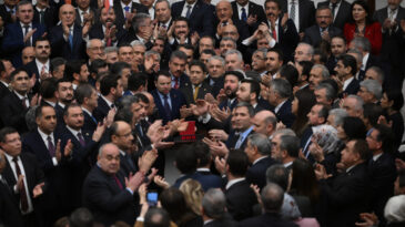 Yumruklu Kavga &Ouml;ncesi El Sıkışma Anı