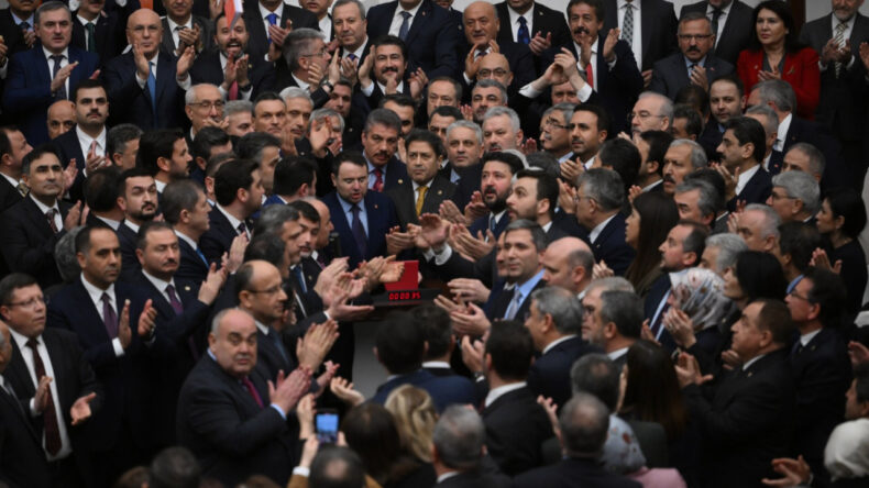 Yumruklu Kavga Öncesi El Sıkışma Anı