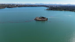 Y&uuml;r&uuml;yerek Ulaşım M&uuml;mk&uuml;n Değil: G&ouml;l Farklı Bir Manzaraya B&uuml;r&uuml;nd&uuml;