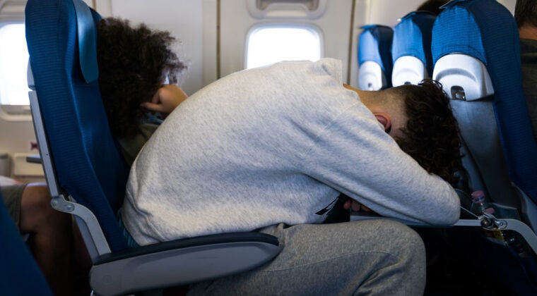 Y&uuml;zlerce Yolcu U&ccedil;akta Gecelendi