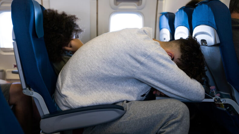 Yüzlerce Yolcu Uçakta Gecelendi