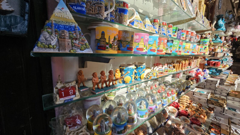 'Bereket Tanrısı' tartışması tabelaları kaldırttı