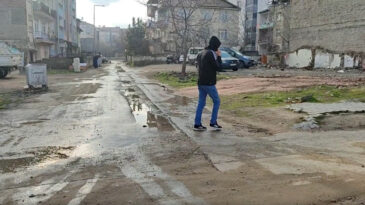 'Burası AKP'nin en &ccedil;ok oy aldığı mahalle' dedi, isyan etti: Pislik i&ccedil;inde