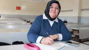 'Kız &ccedil;ocuğu okuyacak da ne olacak' dediler, 41 yıl sonra &uuml;niversiteye girdi