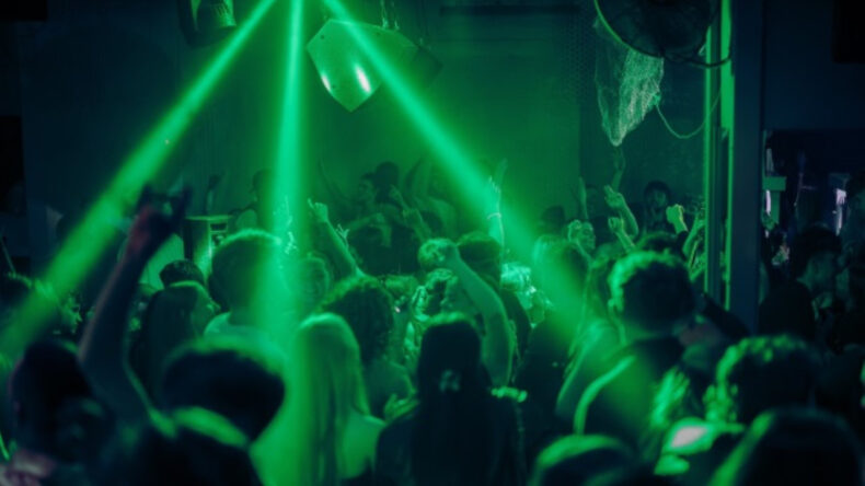 'S&uuml;per bulaştırıcı' parti: &Uuml;lkeyi sarsan salgın bu kul&uuml;pte başladı