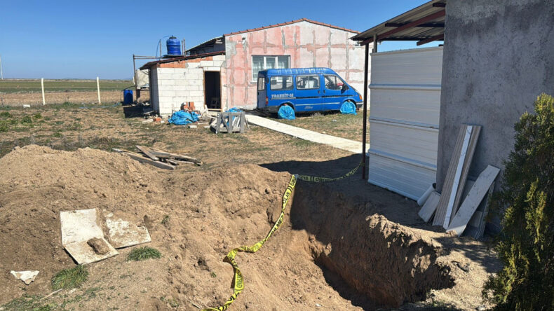 10 g&uuml;nd&uuml;r aranıyordu… Babası &ouml;ld&uuml;r&uuml;p hobi bah&ccedil;esine g&ouml;mm&uuml;ş