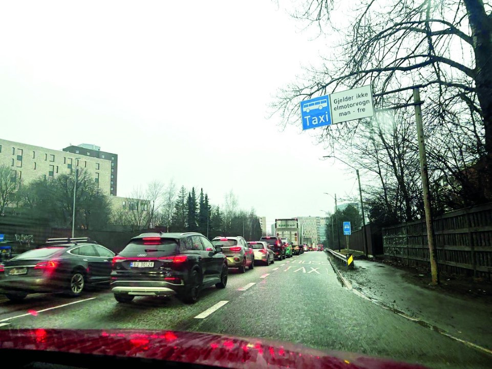 Trafik özel yoldan rahat akıyor.