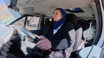 15 Yıldır K&ouml;ydeki &Ouml;ğrencileri Okullarına Ulaştırıyor: 'Kadınların Yapamayacağı Şey Yok'