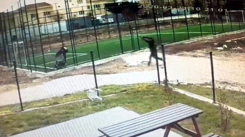 17 yaşındaki akranını parkta yakaladı, pompalı t&uuml;fekle vurdu