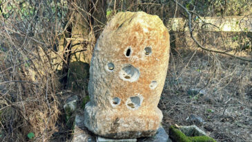 200 yıllık 19 delikli adak taşı kayboldu