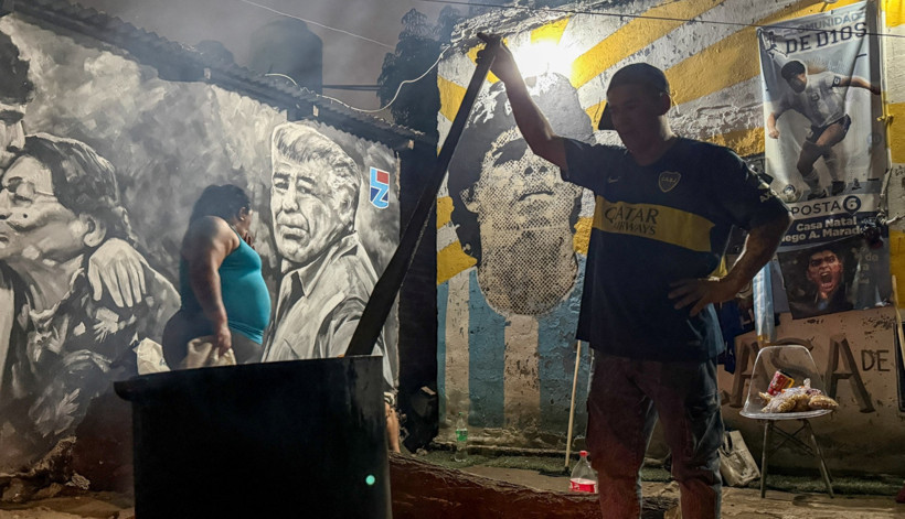 Gönüllüler yemek dağıtımı yapıyor.