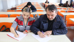 27 yıllık evli &ccedil;ift &uuml;niversitede sıra arkadaşı oldu