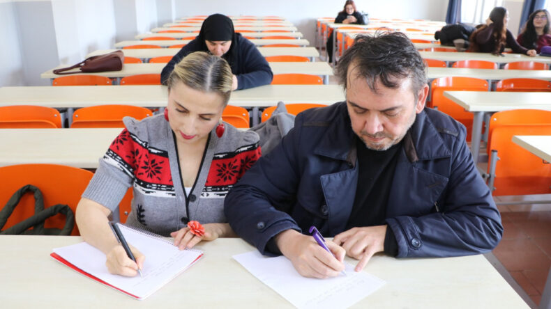 27 yıllık evli &ccedil;ift &uuml;niversitede sıra arkadaşı oldu