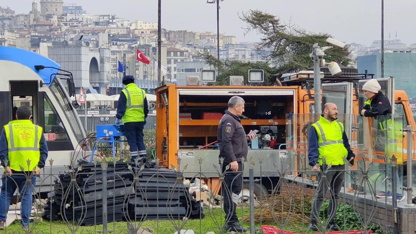 Raydan çıkan tramvay