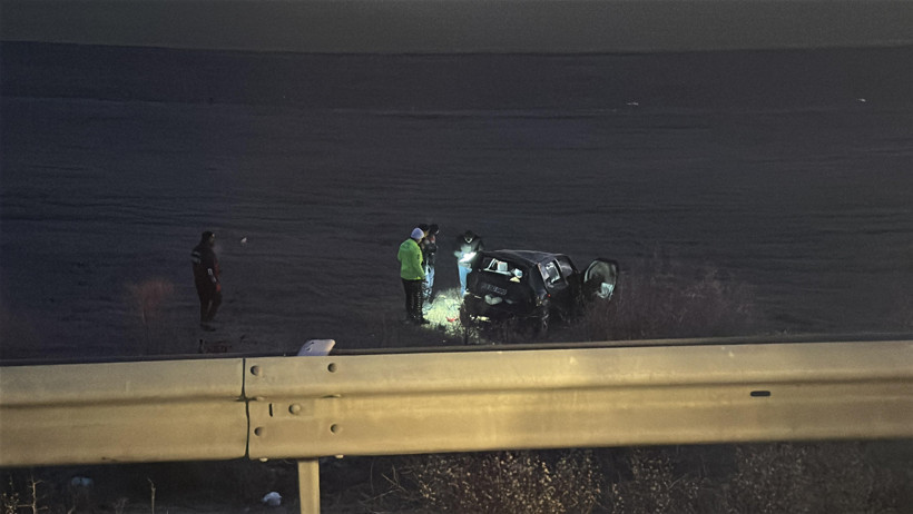 Kütahya'da kaza sonucu tarlaya uçan otomobil