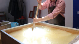 300 Yıllık Konakta 2 Bin Yıllık Y&ouml;ntemle Kağıt &Uuml;retiliyor