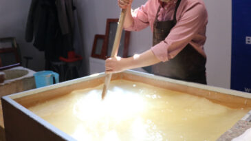 300 Yıllık Konakta 2 Bin Yıllık Y&ouml;ntemle Kağıt &Uuml;retiliyor