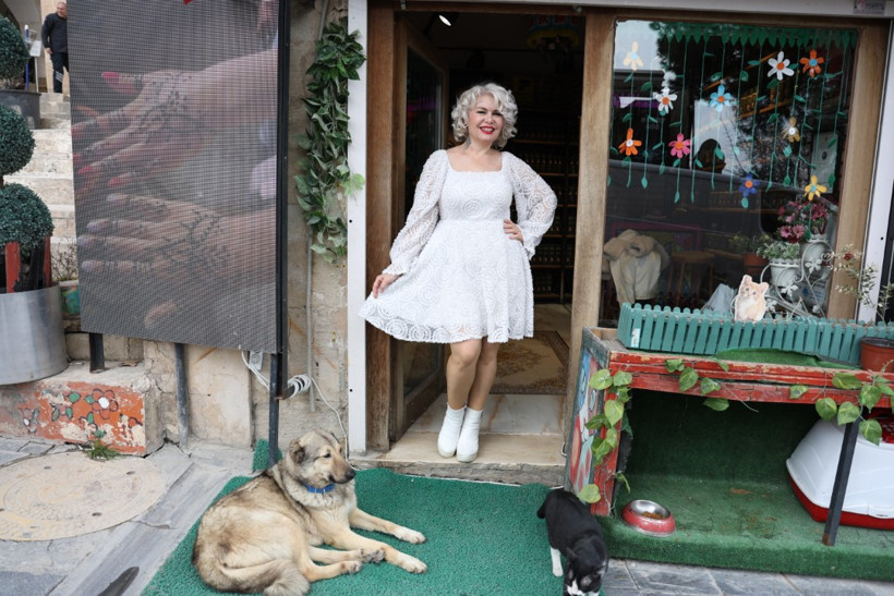 Melek Akarmut ve sokak hayvanları