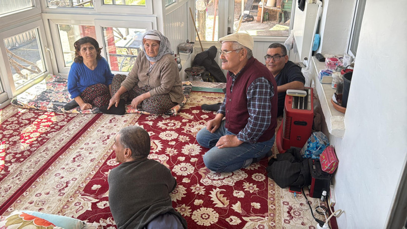 Yaşlı çiftin çocukları ile birlikte yaşamı