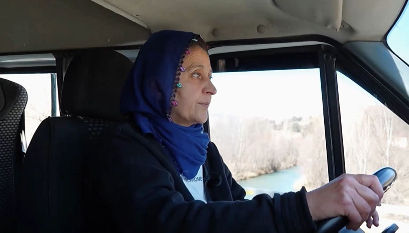 Hanım Yıldırım Öğrencileri Taşırken