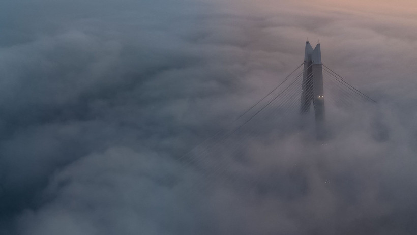 Gün doğumunda köprü ve sis