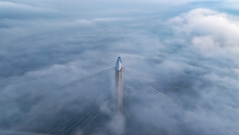 Sis içindeki köprü