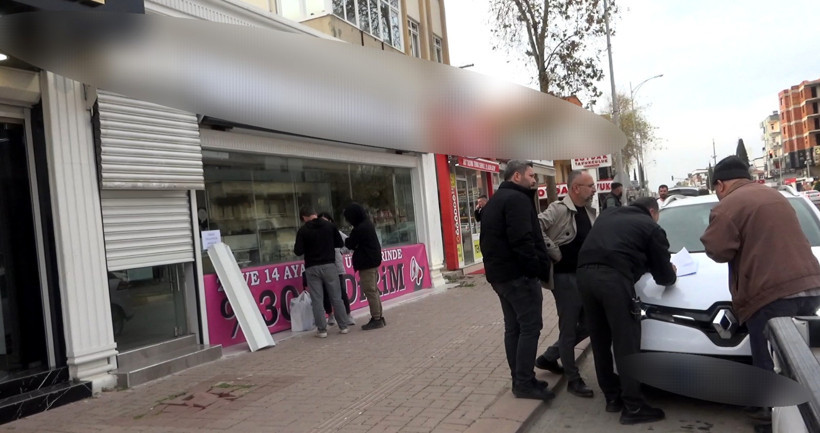 Polis ekipleri dükkan önünde