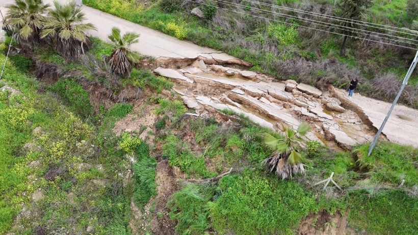 Adana Heyelan Yolu Çökertti