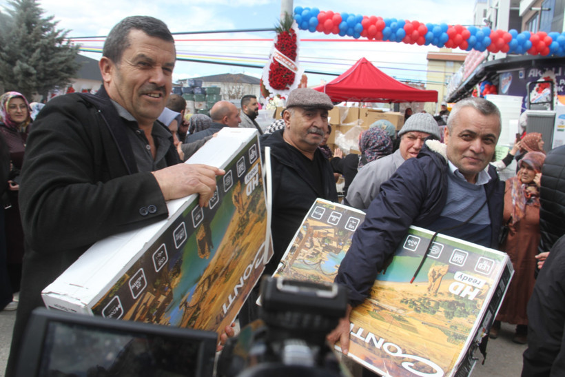 Market açılışında izdiham