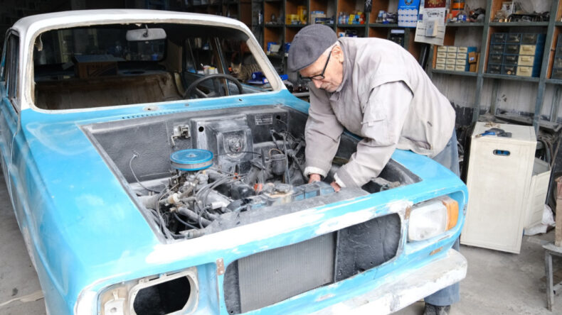 90 Yaşındaki Usta Yılda 3 Ara&ccedil; Yeniliyor