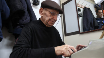 93 yaşındaki arzuhalci i&ccedil;ini d&ouml;kt&uuml;: &ldquo;En &ccedil;ok boşanma dilek&ccedil;esi yazarken &uuml;z&uuml;l&uuml;yorum&rdquo;