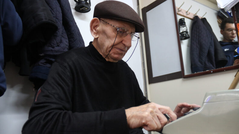 93 yaşındaki arzuhalci i&ccedil;ini d&ouml;kt&uuml;: &ldquo;En &ccedil;ok boşanma dilek&ccedil;esi yazarken &uuml;z&uuml;l&uuml;yorum&rdquo;