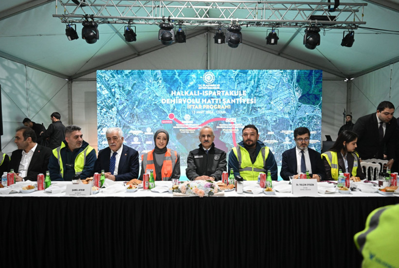 Bakan Uraloğlu, İstanbul’da raylı sistem yatırımlarını değerlendiriyor.