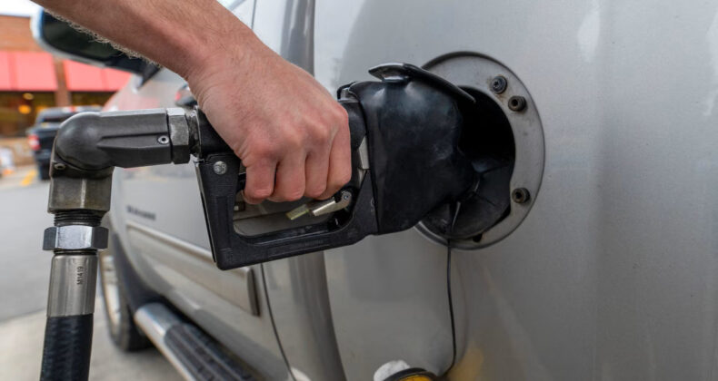 ABD'de benzin fiyatlarındaki y&uuml;kseliş s&uuml;r&uuml;yor