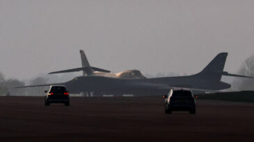 ABD'ye ait B-52 bombardıman u&ccedil;akları İngiltere'ye ulaştı