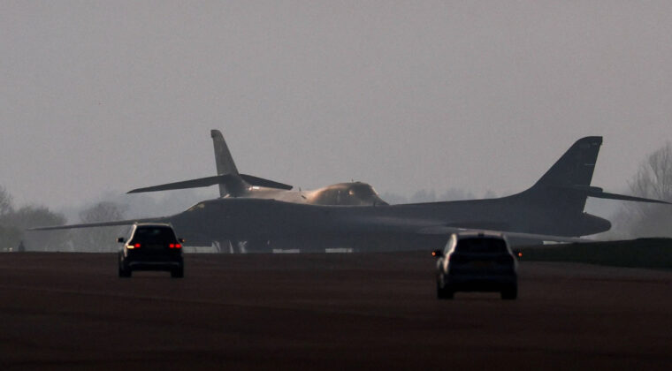 ABD'ye ait B-52 bombardıman u&ccedil;akları İngiltere'ye ulaştı