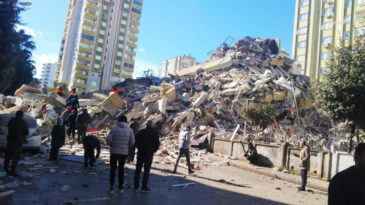 Adana'da Depremde 10 Kişinin &Ouml;ld&uuml;ğ&uuml; Blok Ruhsatsız İnşa Edilmiş