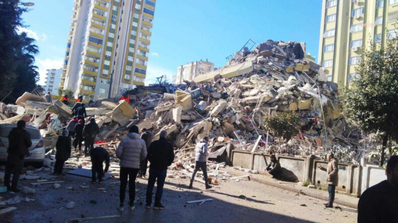 Adana'da Depremde 10 Kişinin &Ouml;ld&uuml;ğ&uuml; Blok Ruhsatsız İnşa Edilmiş