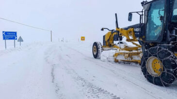Ağrı'nın iki il&ccedil;esinde eğitime kar engeli