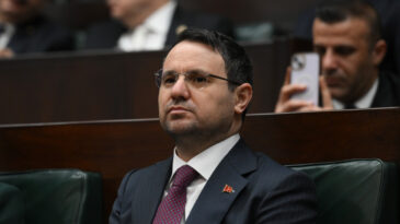 Akın G&uuml;rlek: 76 su&ccedil;lu T&uuml;rkiye'ye getirildi