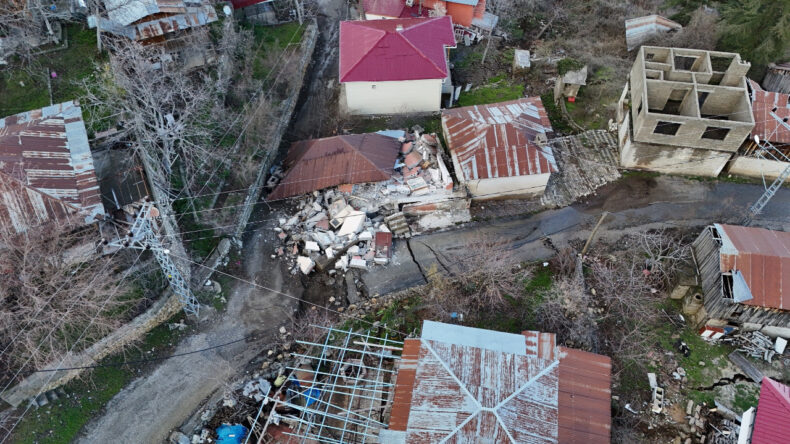 AKP'li vekil a&ccedil;ıkladı: Bir mahalle g&ouml;&ccedil;t&uuml;